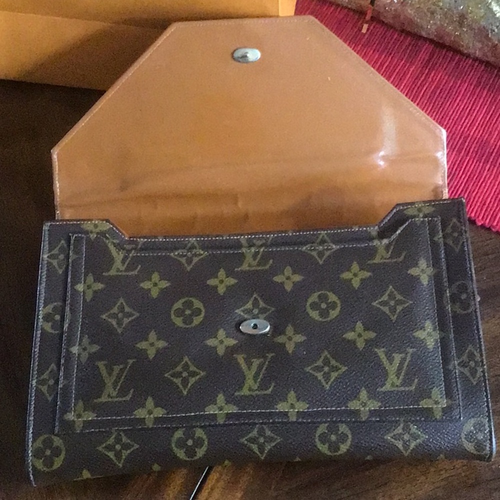 👜 Louis Vuitton Vintage French Company Brown Monogram Clutch - Picture 12 of 15